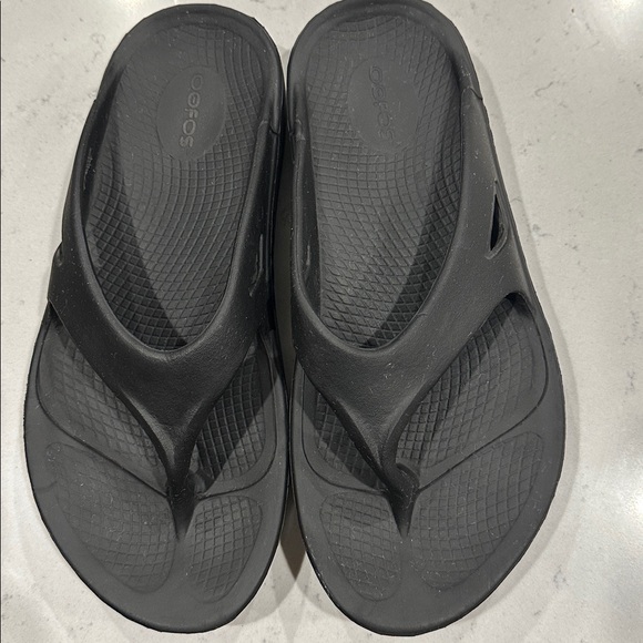 OOFOS Black Recovery Sandals - Picture 2 of 4